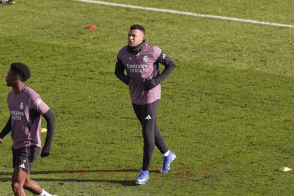 教练谈姆巴佩伤病:体能水平不佳 需加强训练 教练谈姆巴佩伤病:体能水平不佳 需加强训练